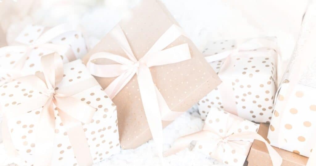 How to Create a Gift Shopping Budget You Can Easily Stick With Featured
